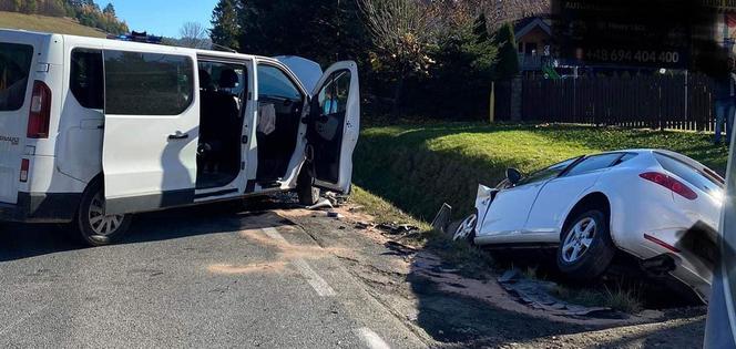 Roztoka Wielka. Osobówka wylądowała w rowie po zderzeniu z busem. Trzy osoby w szpitalu