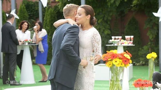 M jak miłość. Magda (Anna Mucha), Paweł (Rafał Mroczek) na jej poprzednim ślubie