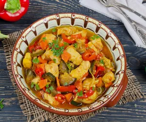 Gulasz z indyka z suszonymi pomidorami i marchewką. Jednogarnkowy obiad dla zabieganych