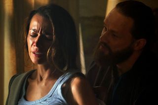 M jak miłość odc. 1844. Martyna (Magdalena Turczeniewicz), gangster Robert (Kamil Drężek)