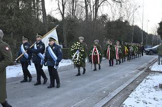 Janusz Michałowski na wózku inwalidzkim na pogrzebie żony