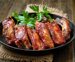 Soczyste żeberka pieczone w miodzie i musztardzie: ten trik zmienia wszystko