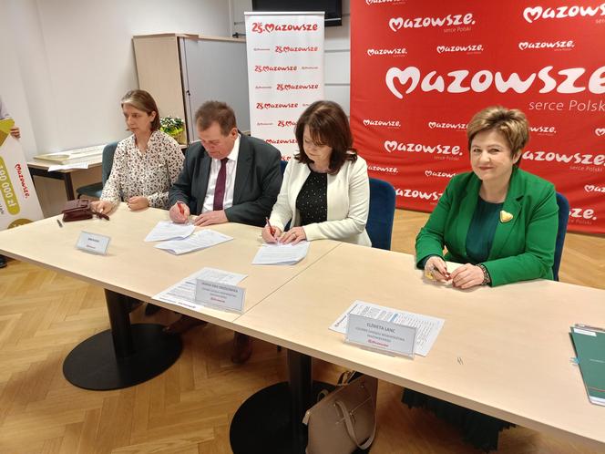 Symboliczne czeki odebrali już w Siedlcach przedstawiciele powiatów siedleckiego, sokołowskiego i węgrowskiego