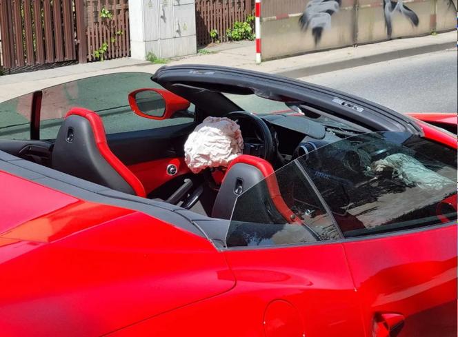 Wypadek ferrari w Piotrkowie Trybunalskim! Superauto rozbite na ul Wyzwolenia [ZDJĘCIA]