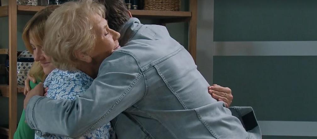 M jak miłość, odcinek 1687. Barbara (Teresa Lipowska), Ula (Iga Krefft), Bartek (Arkadiusz Smoleński)	