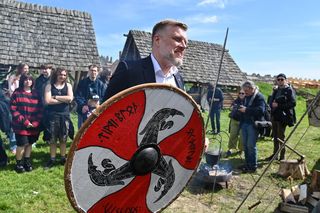 Zandberg w stroju wikinga szykuje się do boju o prezydenturę [ZDJĘCIA]