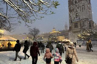 Choinka rozbłysła na Rynku Głównym. Tak wygląda Kraków w zimowej scenerii! 