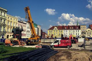 Pomnik na Starym Rynku w Bydgoszczy przeniesiony na nowe miejsce [ZDJĘCIA, WIDEO]