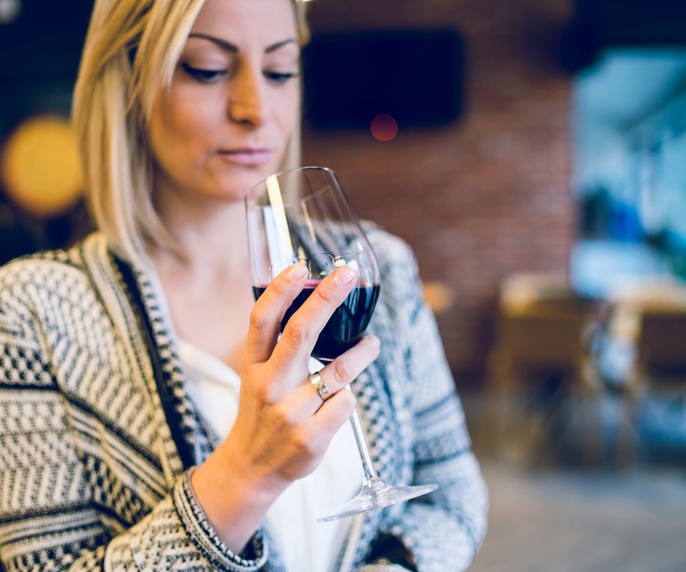 Niewielkie ilości alkoholu nie szkodzą? Badania pokazały, co robią z wątrobą