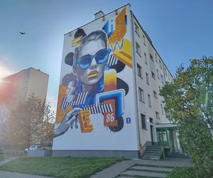 Nowy mural z kobiecą postacią na ścianie bloku przy ulicy Kaszubskiej 2 w Siedlcach. Zobacz zdjęcia!