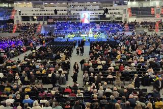 31. urodziny Radia Maryja. Tłumy wiernych w toruńskiej hali sportowej czeka na ojca Rydzyka