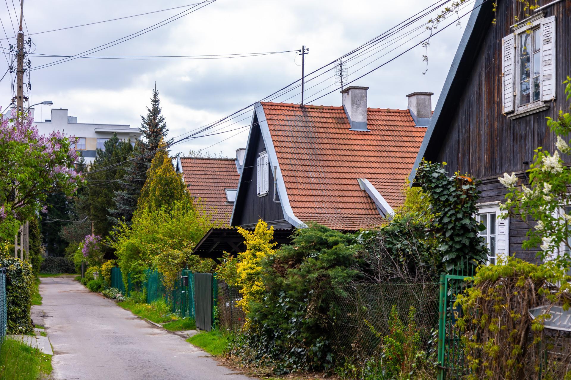 Osiedle "Przyjaźń" w Warszawie - zobacz zdjęcia drewnianej enklawy wśród zieleni
