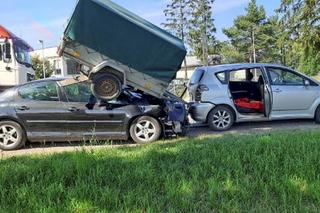 Kraksa pod Siedlcami. Przyczepa wylądowała na masce osobówki!