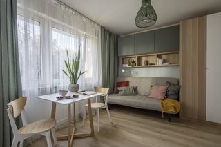 Z jednego mieszkania zrobiIi dwa. Wyposażenie pokoi to głównie dobrze dobrane meble z Ikei