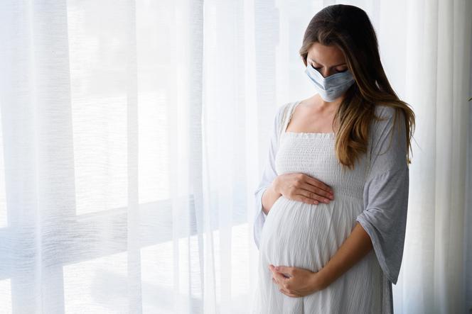 Jakie są powikłania dla kobiety ciężarnej i jej dziecka z powodu COVID-19?