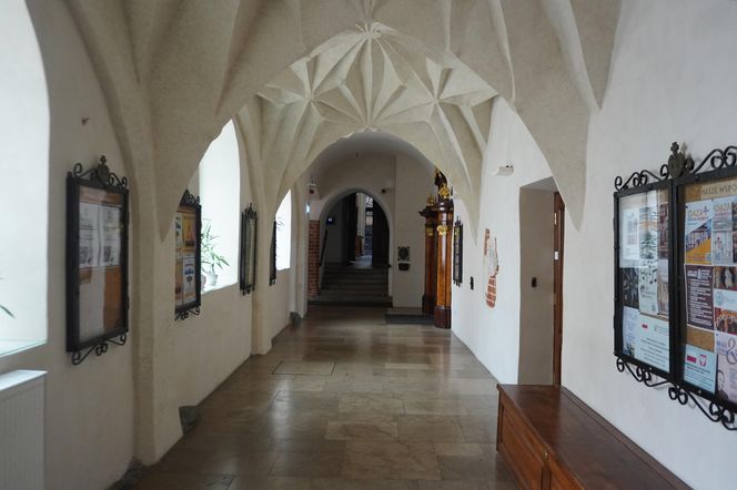 W krużganku kierujemy się do drzwi widocznych po prawo