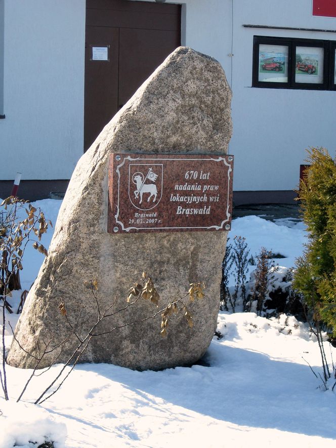 Niezwykła wieś na Warmii tylko 8 km od Olsztyna. Wyróżnia ją charakterystyczny układ budynków