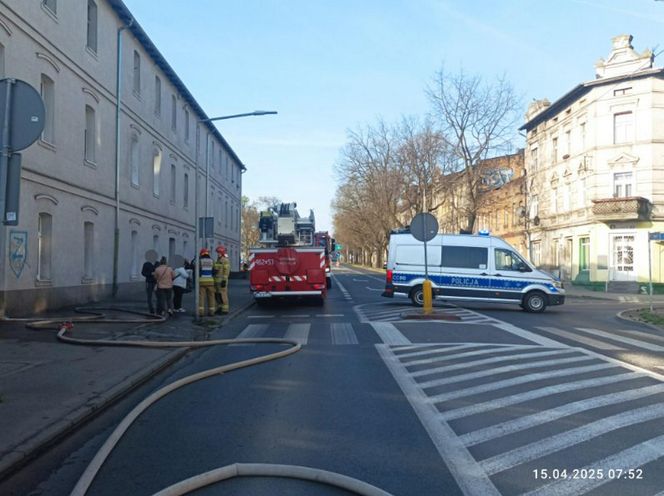  Inowrocław. Śmiertelny pożar przy ul. Toruńskiej. 7 innych osób ewakuowali strażacy [ZDJĘCIA].
