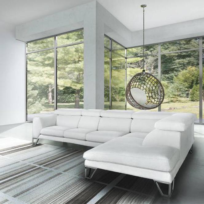Biała sofa w nowoczesnej aranżacji