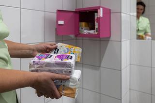 Różowe skrzynki w 43 rzeszowskich szkołach. To potrzebna inicjatywa 