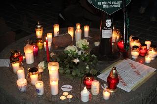 Podpalił się pod Pałacem Kultury i Nauki. Protestował przeciwko władzy. Mija sześć lat od samospalenia Piotra Szczęsnego