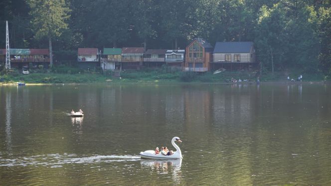To najpiękniejsze jezioro na Dolnym Śląsku. Otoczone jest wzgórzami i lasami