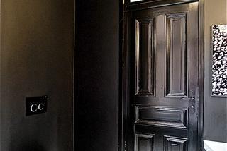 Czarne drzwi w mieszkaniu zdjecie nr 1