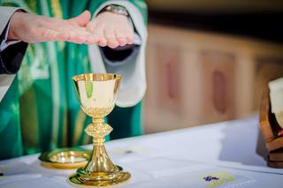 Ksiądz: zarabiam 1500zł miesięcznie, wszystko wydaję w internecie