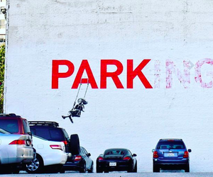 Budynek z dziełem Banksy'ego trafił na licytację. Dzięki artyście cena jest dwa razy wyższa