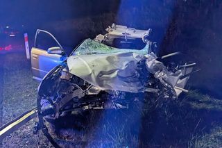 Tragiczny wypadek na DK 16. Czołowe zderzenie audi i volkswagena. Dwie osoby zginęły na miejscu