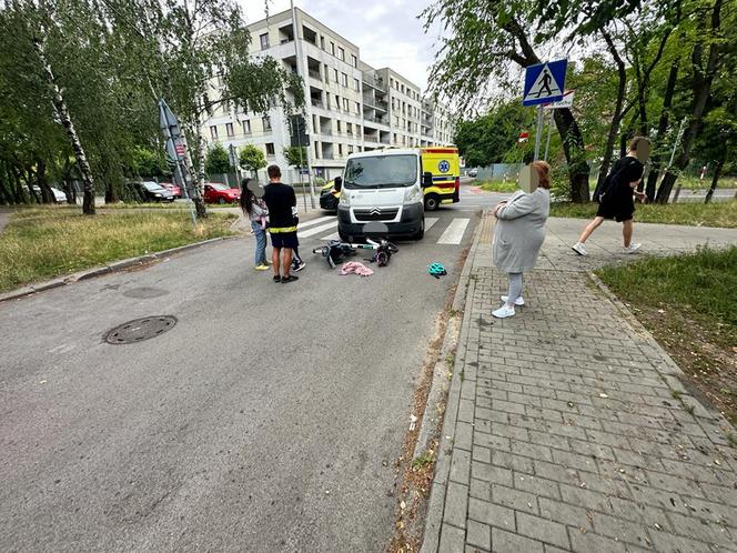 Dramat na przejściu dla pieszych, kobieta z 3-letnim dzieckiem wpadła pod busa! Na jezdni został bucik i kask