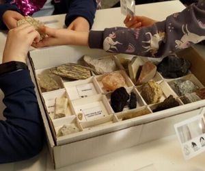 Mineral Expo w Pałacu Kultury ze szkieletem ichtiozaura