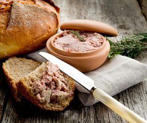 Przepyszna pasta mięsna z gotowanego kurczaka, z sezamem i orzechami 