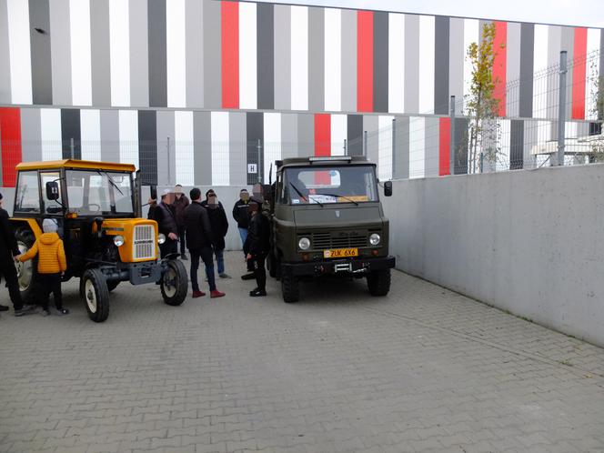 Ścigali się, kto...wolniejszy. To jedna z konkurencji I Zlotu Pojazdów FSC i PRL, który odbył się w Lublinie