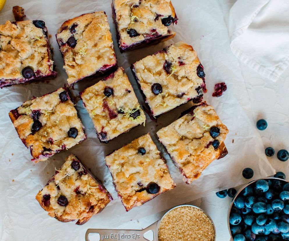 Pyszne ciasto drożdżowe z borówkami robię, kiedy mam lenia. To minimum pracy i maksimum smaku 