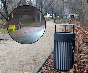 Z workiem śmieci do ulicznego kosza. Urzędnicy z Wołomina ostrzegają przed mandatem