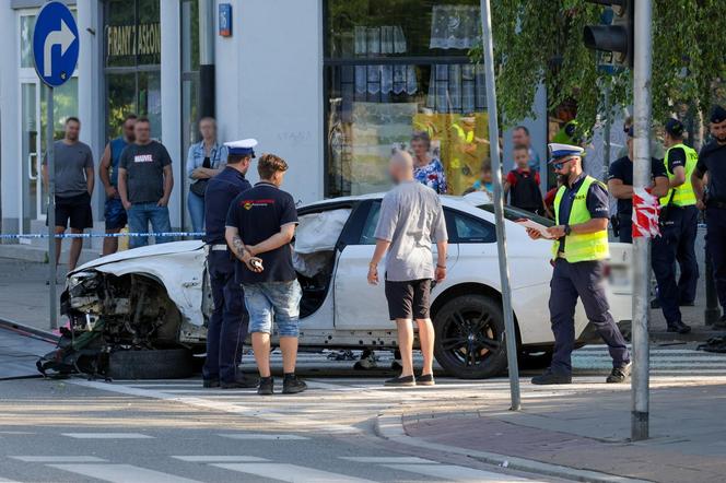 Zderzenie dwóch aut na Mokotowie; jeden z nich wjechał w ludzi