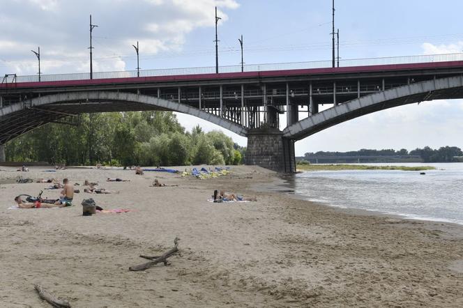 Atak nożownika na plaży Poniatówka w Warszawie. 16-latek próbował zabić dwie osoby