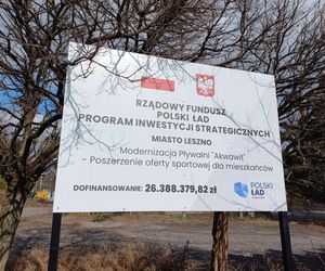 Demontują zjeżdżalnie aquaparku Akwawit w Lesznie. Odsłaniają szkielet pływalni