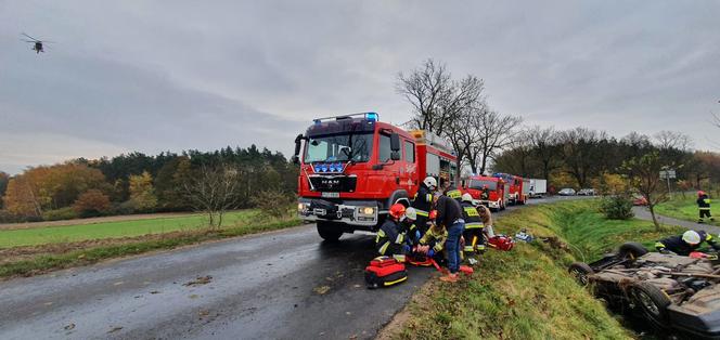 Dachowanie osobówki w Kotłowie! Trzy osoby ranne, na miejscu śmigłowiec LPR [ZDJĘCIA] 