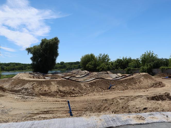 Miłośnicy rowerowych akrobacji nie mogą się tego doczekać. Pumptrack powstaje w Starym Fordonie [GALERIA]