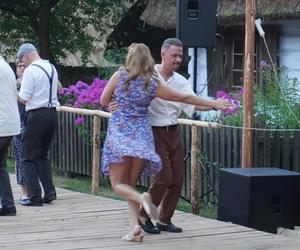 Sielanka na parkiecie w Muzeum Wsi Lubelskiej pod gołym niebem! Za nami kolejna potańcówka w rytmie miejskiego folkloru z Warszawy i Lwowa