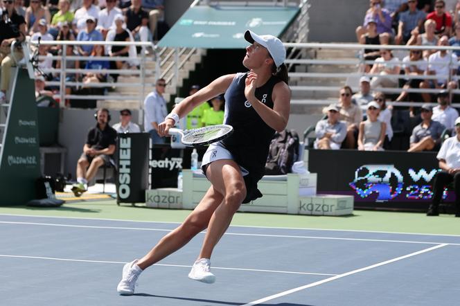 Iga Świątek - Zheng Transmisja TV Gdzie oglądać mecz Świątek - Zheng STREAM ONLINE LIVE 17.08.2023 WTA Cincinnati Na jakim programie Iga Świątek w TV dzisiaj