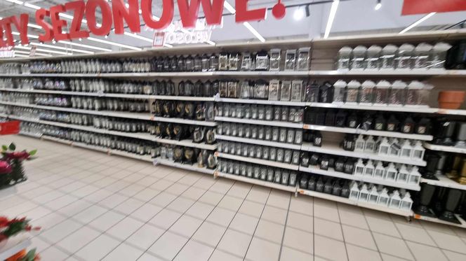 Auchan w Poznaniu: ceny zniczy przed Wszystkimi Świętymi 