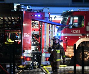 Pożar akumulatorowni na poddaszu zakładu przetwórstwa drobiu w Kawle