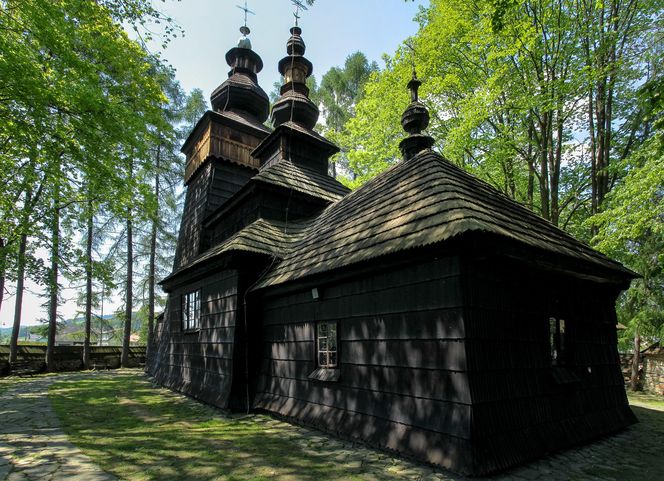 Niewielka wieś w Małopolsce oferuje prawdziwą perełkę. Wpisano ją na listę UNESCO 