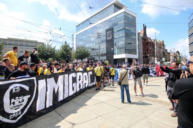 Protest przeciwko imigrantom.Tysiące kibiciów na ulicach Katowic
