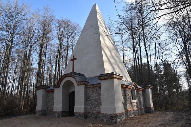 2. Na Mazurach znajduje się piramida