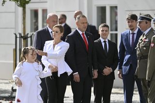 Wiadomo, gdzie się stroi Kasia Nawrocka. Chodzi tam z mamą. To nasza najsłodsza klientka