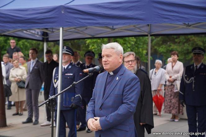 Dolnośląska policja przyjęła aż 37 nowych funkcjonariuszy. Zobacz zdjęcia i nagranie ze ślubowania